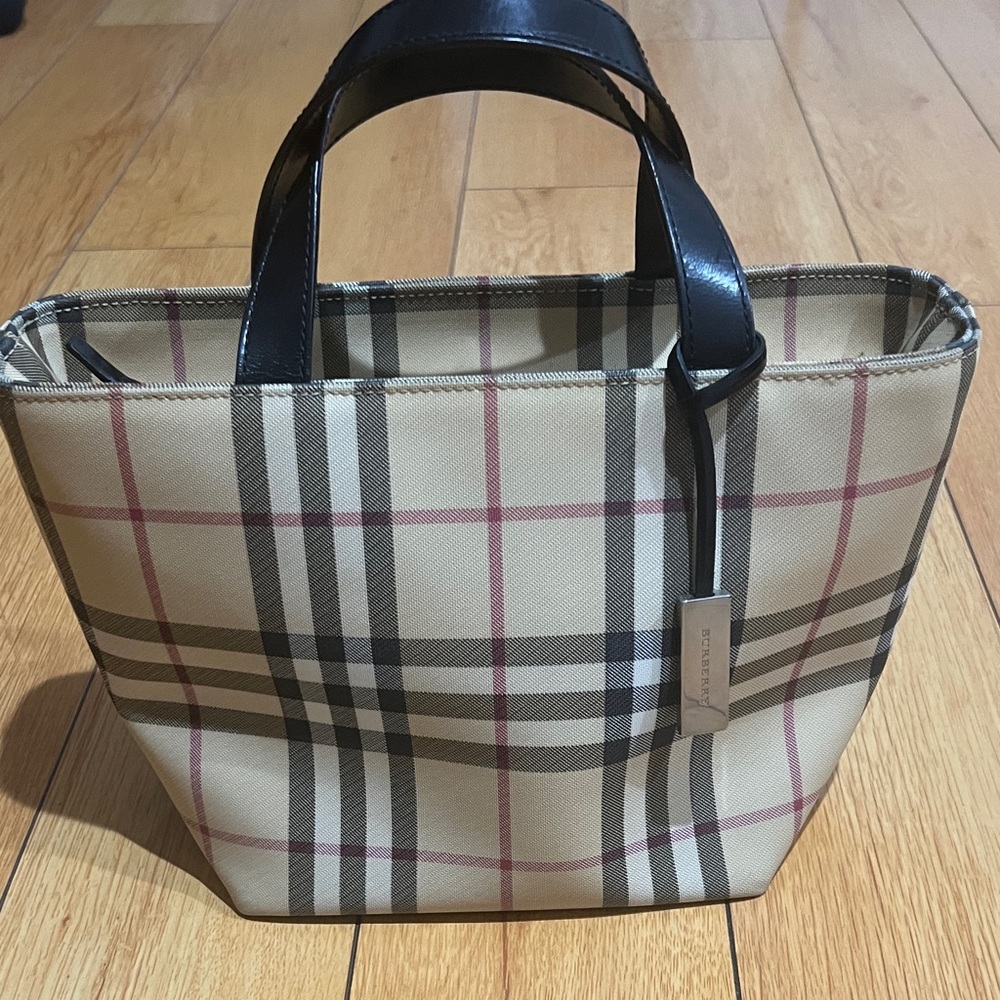 Burberry Classic Checkered Tote Bag it is excellent condition no callouts